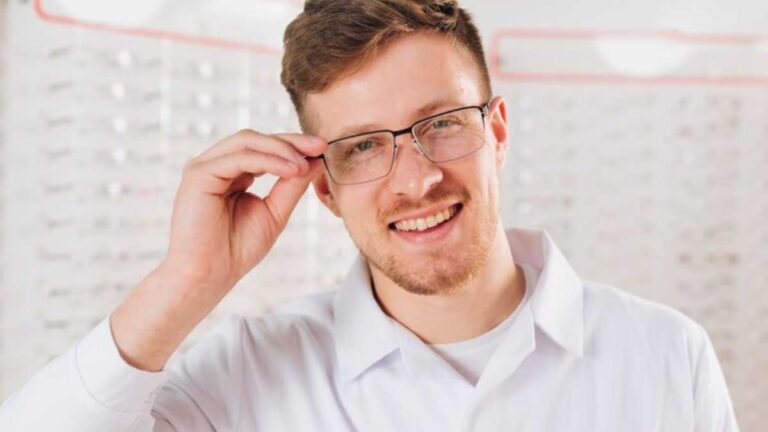 Estilos de óculos de grau masculino