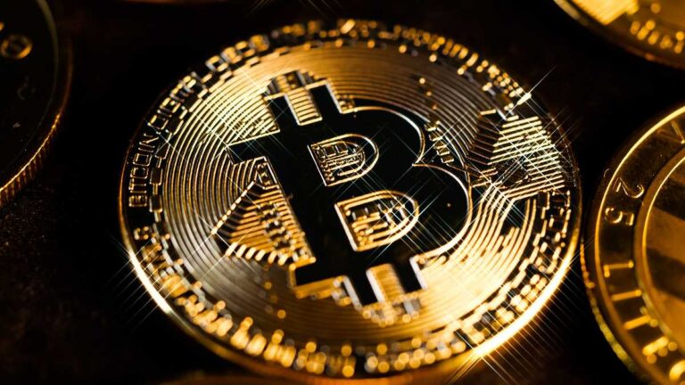 Bitcoin sobe após maior saldo de entrada em ETFs desde março