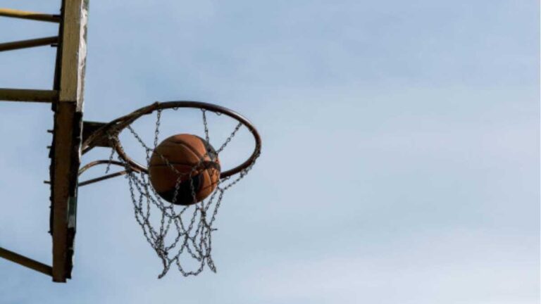 Equipamentos essenciais para jogar basquete no fim de semana com os amigos