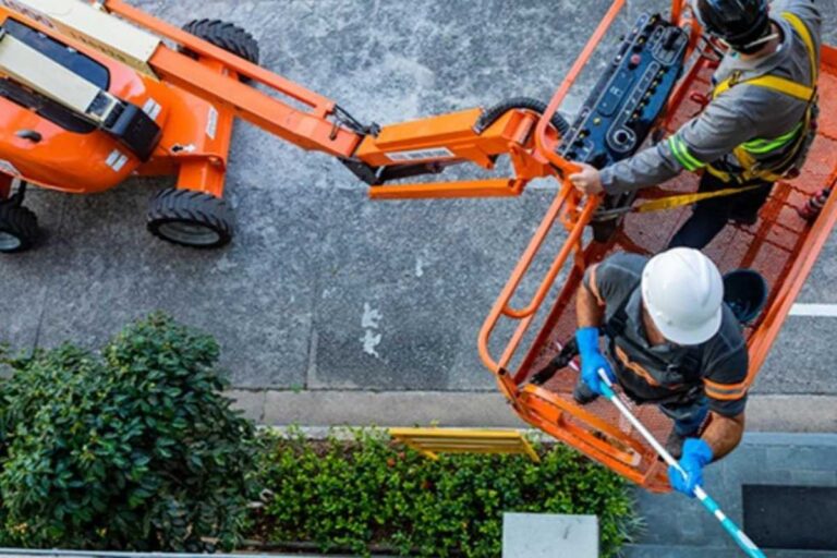 Como garantir uma operação segura com plataforma elevatória?