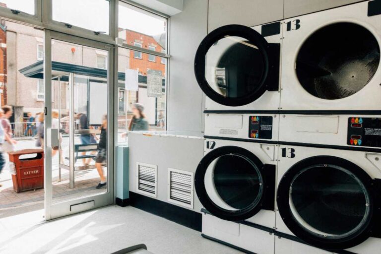 Quais são os tipos de porta para área de serviço? Veja modelos ideais para lavanderias e depósitos
